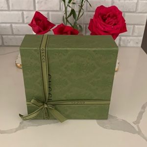 Gucci green box & ribbon and tissue